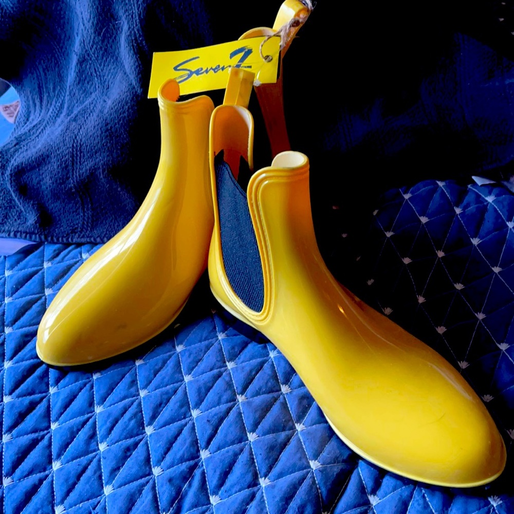 Pull on rain booties